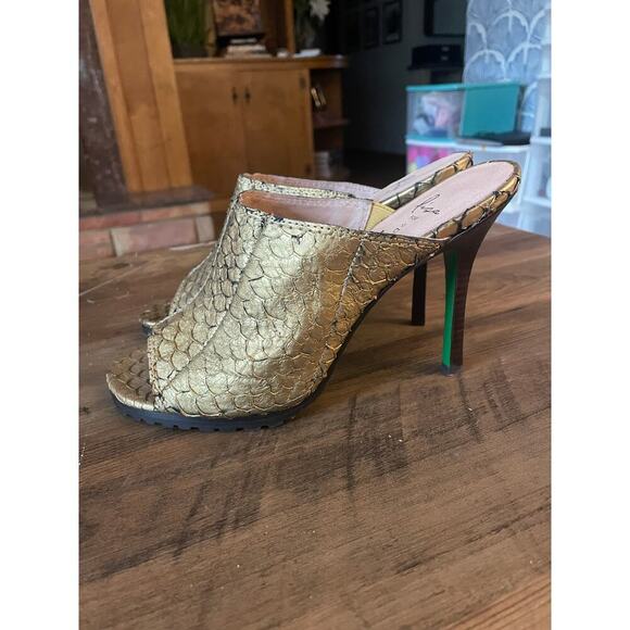 NWOT Lisa for Donald J. Pliner Gold Scaled Heeled Mules - Picture 6 of 6